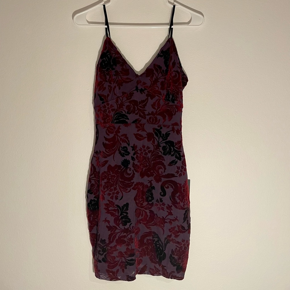 Lulus burgundy and black short homecoming dress